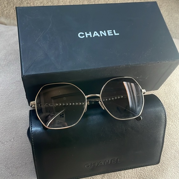Chanel Gold wire rim and pearl sunglasses - Picture 1 of 9